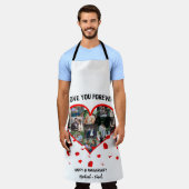 結婚記念日のカスタムハート写真コラージュ エプロン (着用した状態)