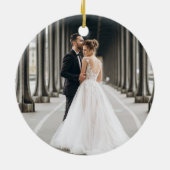 結婚記念日の最初のクリスマス ツリー 写真 赤 セラミックオーナメント (裏面)