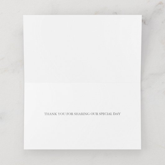 結婚護衛カード | アイボリーと赤い牡丹ブーケ プレイスカード (内部開封)