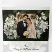 結婚10周年記念のカップルと花の写真  三つ折り招待状 (内部最初)