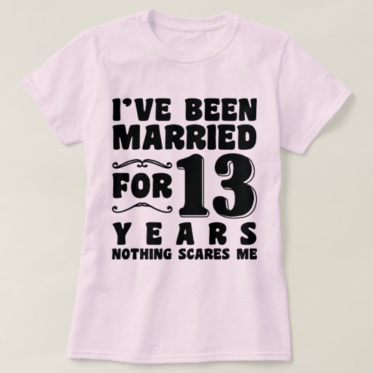 結婚13周年 ウェディングパーティー ユーモア「13年間の結婚生活、恐怖なんて感じない」 Tシャツ (デザイン正面)