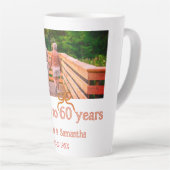 結婚60周年記念の赤またはリボンの乾杯 カフェラテマグ (右アングル)
