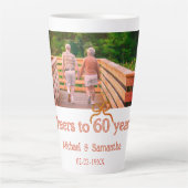 結婚60周年記念の赤またはリボンの乾杯 カフェラテマグ (正面)