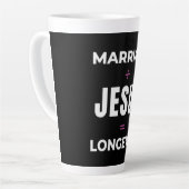 結婚 + イエス = 長寿 カフェラテマグ (左アングル)