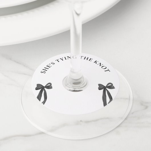 結買び目のバチェロレッテを結んでいる ワイングラスタグ (クローズアップ)