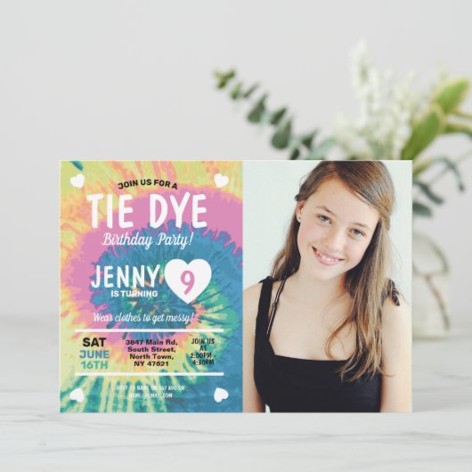 絞り染め誕生日Get Messyおもしろい女の子写真 招待状 (スタンド正面)
