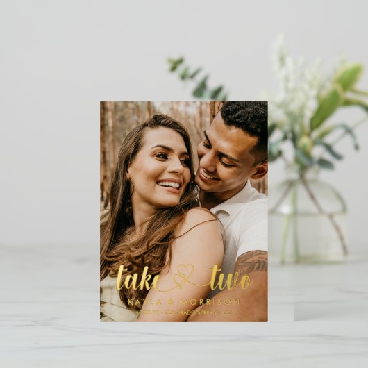 絡み合ったハートが2つの結婚金ゴールドを取る 箔招待状ポストカード (立ち正面)