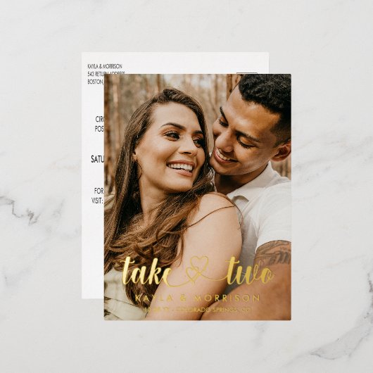 絡み合ったハートが2つの結婚金ゴールドを取る 箔招待状ポストカード (正面/裏面)