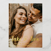 絡み合ったハートが2つの結婚金ゴールドを取る 箔招待状ポストカード (正面)