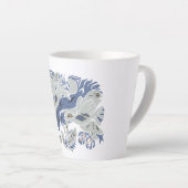 絡み合った鳥のカスタマイズ可能な文字ブルー/グレーTWArt カフェラテマグ (右アングル)