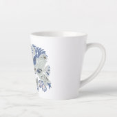 絡み合った鳥のカスタマイズ可能な文字ブルー/グレーTWArt カフェラテマグ (右)