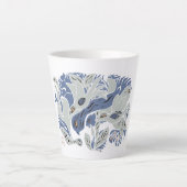 絡み合った鳥のカスタマイズ可能な文字ブルー/グレーTWArt カフェラテマグ (正面)