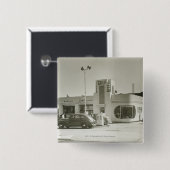 給油所で駐車される車 缶バッジ (正面&裏面)