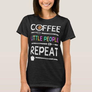 給食の女性コーヒーの小人が繰り返す Tシャツ