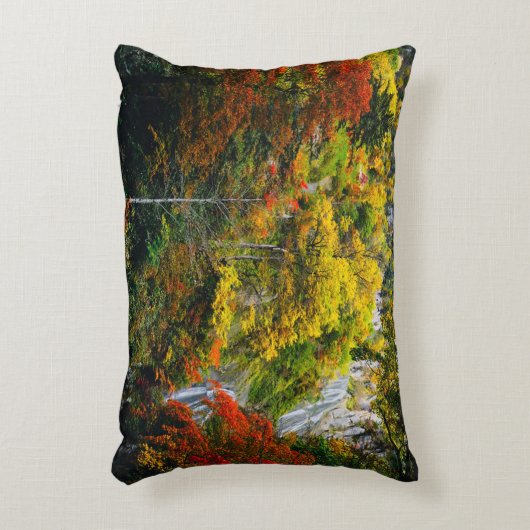 絵のように美しい景色の秋羽衣滝北海道 アクセントクッション (正面(垂直))