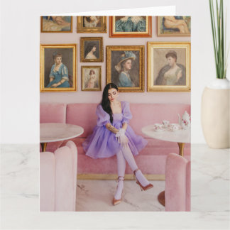 絵を描いた豪華な女性がグリーティングカードを折った カード