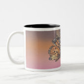 絵を描くこと飛行中の蝶を描写します ツートーンマグカップ (左)