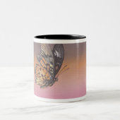 絵を描くこと飛行中の蝶を描写します ツートーンマグカップ (中央)