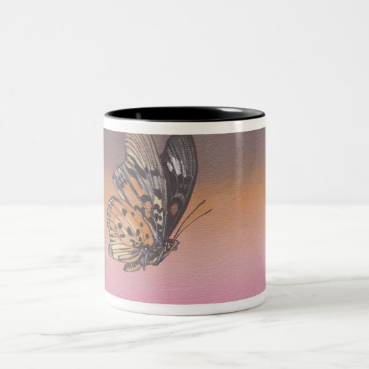 絵を描くこと飛行中の蝶を描写します ツートーンマグカップ (中央)