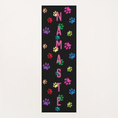 絵を描カラフルPaw印刷ナマステと名前ブラック ヨガマット (正面)