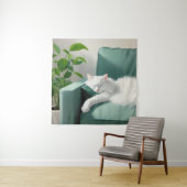 絵を描グリーンのソファで寝る猫 タペストリー (インサイチュ)