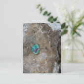 絵を描岩に隠された小さなハートの岩 ポストカード (スタンド正面)