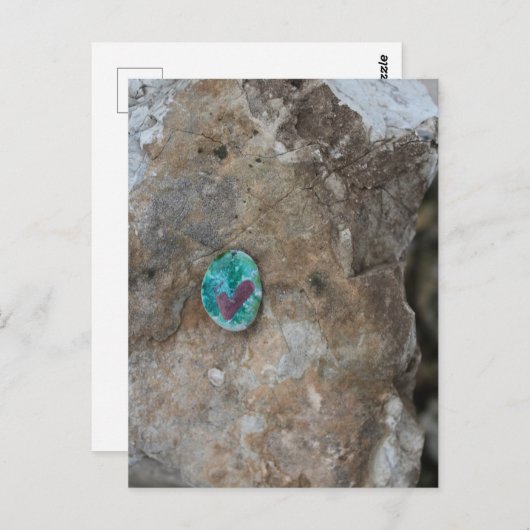 絵を描岩に隠された小さなハートの岩 ポストカード (正面/裏面)