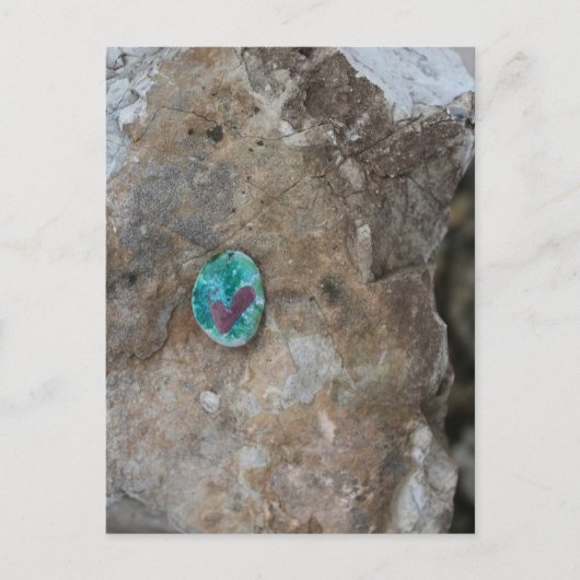 絵を描岩に隠された小さなハートの岩 ポストカード (正面)