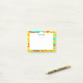 絵を描黄色い背景に飛び散る ポストイット (デスク上)