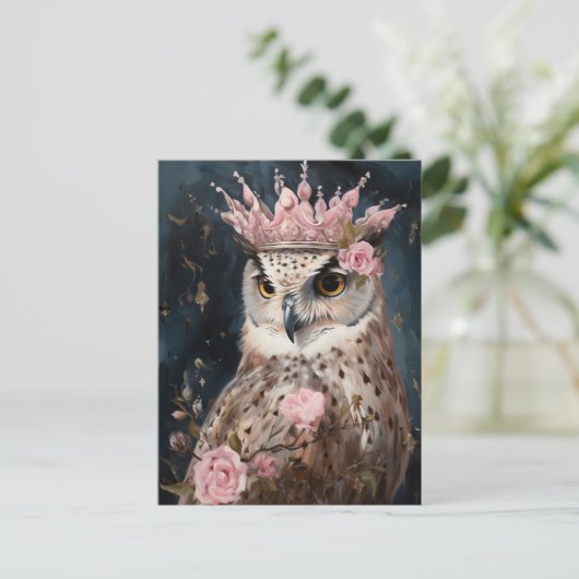 絵画冠とピンクのバラを持つフクロウの ポストカード (スタンド正面)