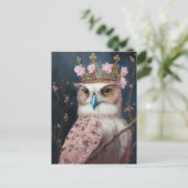 絵画冠とピンクの花模様を持つフクロウの ポストカード (スタンド正面)