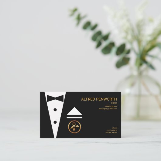 絶妙でモダンなスーツの弓タイのプロフェッショナルの執事 名刺 (スタンド正面)