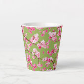 絶妙なさくらんぼの花々花模様オンチャートルーズ カフェラテマグ (正面)