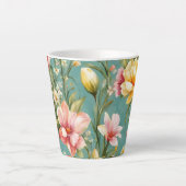 絶妙なピンクと黄色のマグノリアと白い花 カフェラテマグ (正面)