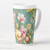 絶妙なピンクと黄色のマグノリアと白い花 カフェラテマグ (右アングル)