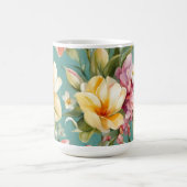 絶妙なピンクと黄色のマグノリアと白い花 コーヒーマグカップ (中央)