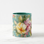 絶妙なピンクと黄色のマグノリアと白い花 マグカップ (中央)