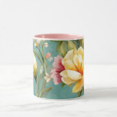 絶妙なピンクと黄色のマグノリアと白い花 マグカップ (中央)