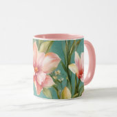 絶妙なピンクと黄色のマグノリアと白い花 マグカップ (正面右)