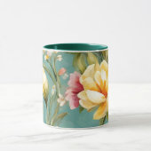 絶妙なピンクと黄色のマグノリアと白い花 マグカップ (中央)