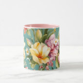絶妙なピンクと黄色のマグノリアと白い花 マグカップ (中央)