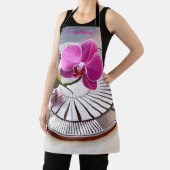 絶妙なピンクオーキッドレストオンシルバープレート エプロン (インサイチュ)