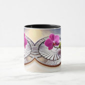 絶妙なピンクオーキッドレストオンシルバープレート マグカップ (中央)