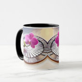 絶妙なピンクオーキッドレストオンシルバープレート マグカップ (正面左)