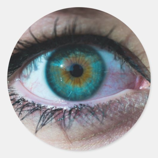 絶妙な緑色の目のクローズアップ超現実的な写真ギフト ラウンドシール (正面)
