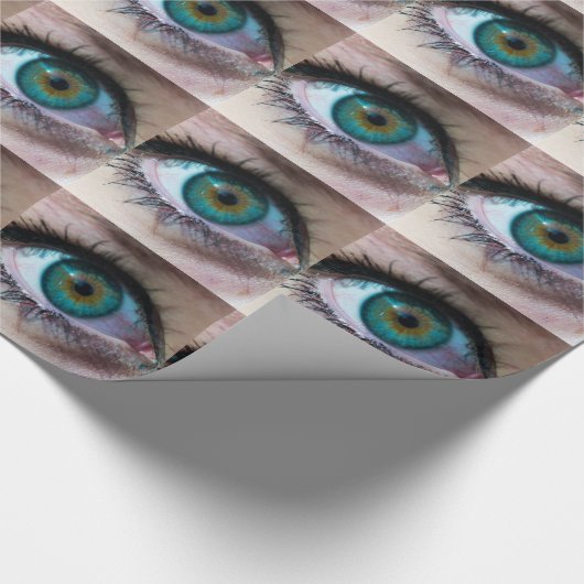 絶妙な緑色の目のクローズアップ超現実的な写真ギフト ラッピングペーパー (角)