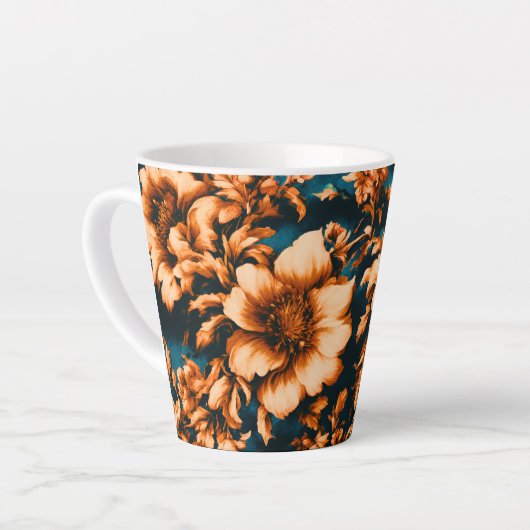 絶妙な豪華な黄金の花、青離れの上の カフェラテマグ (左アングル)