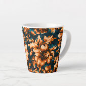 絶妙な豪華な黄金の花、青離れの上の カフェラテマグ (右アングル)