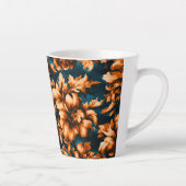 絶妙な豪華な黄金の花、青離れの上の カフェラテマグ (右)