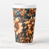 絶妙な豪華な黄金の花、青離れの上の カフェラテマグ (正面)